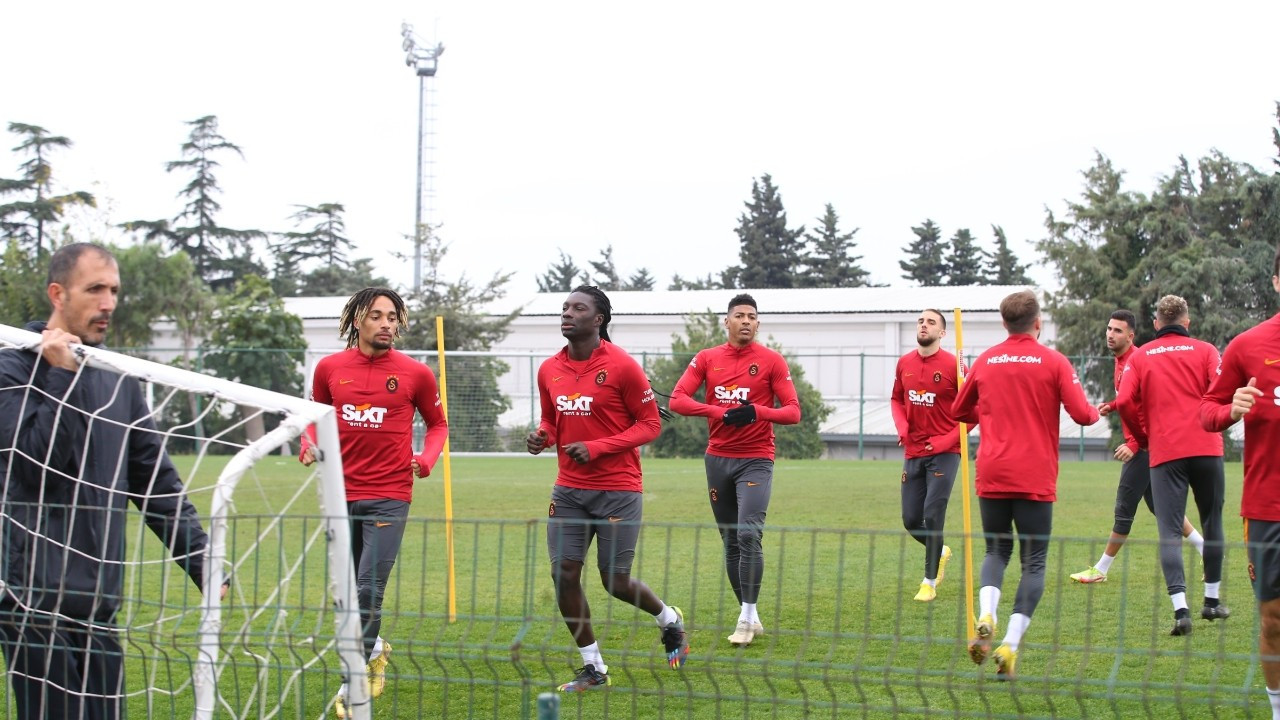 Galatasaray'da yıldız oyuncuya üç teklif var!