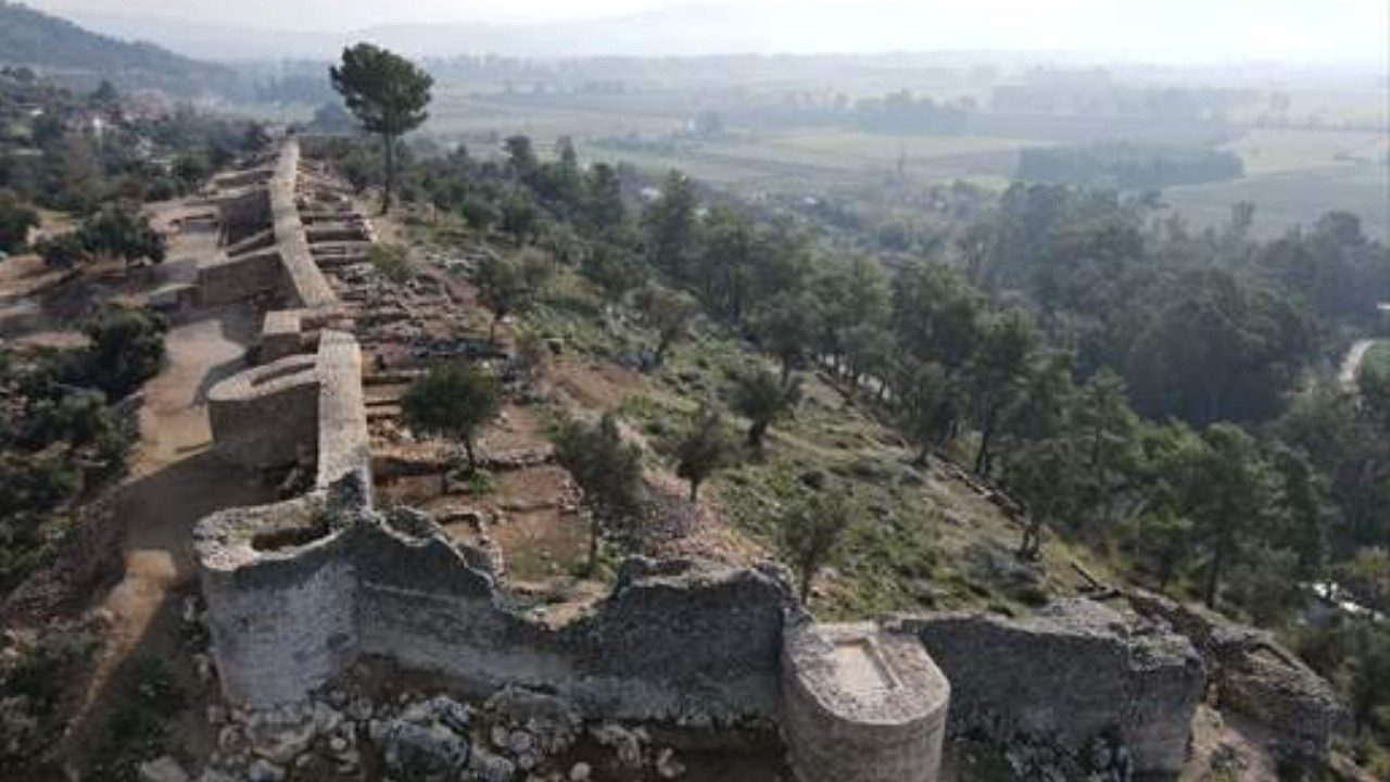 Muğla'da Orta Çağ'dan kalma kale surları!