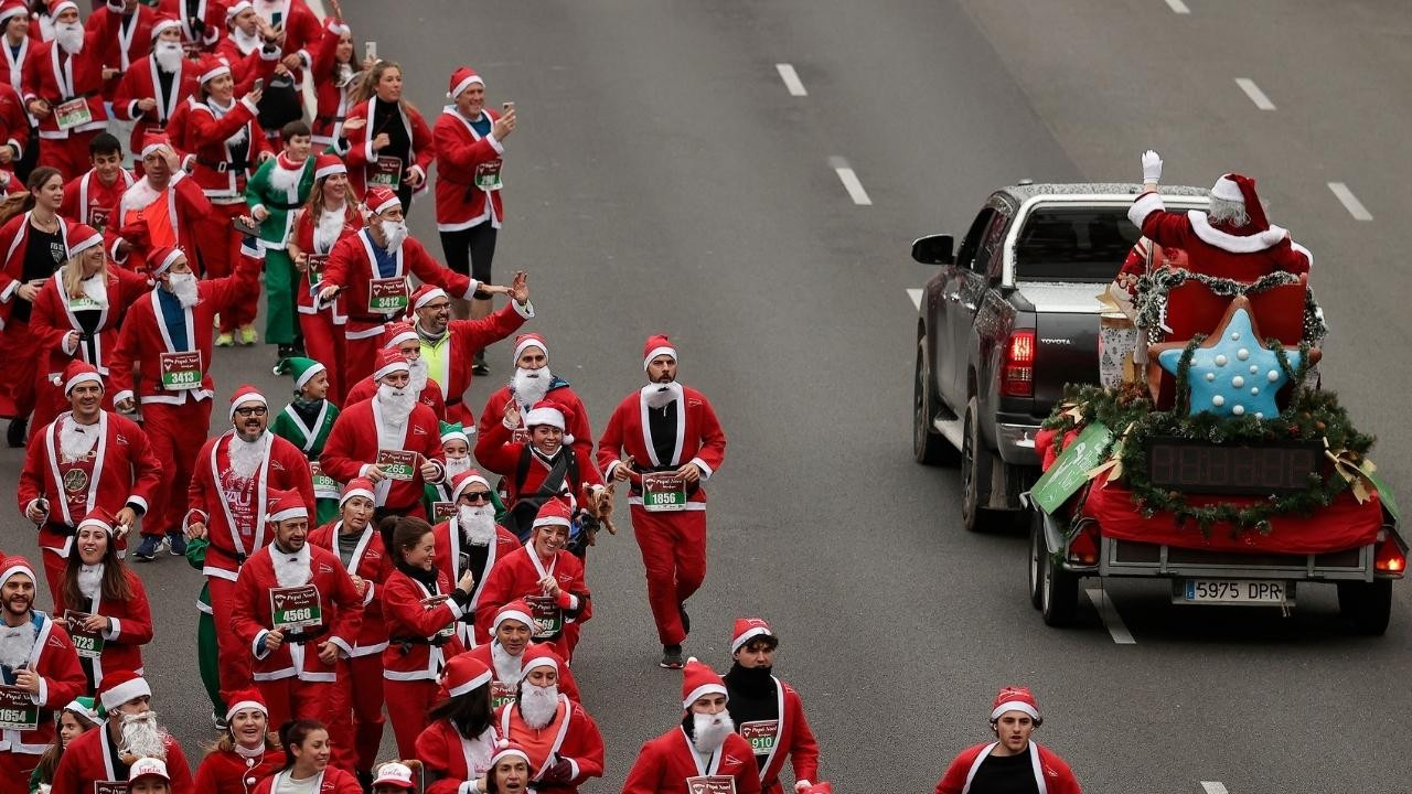 Madrid'de geleneksel Noel Baba koşusu