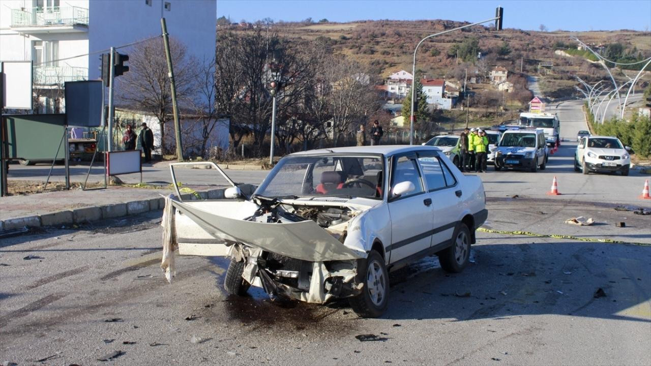 Uşak'ta trafik kazası, 1 ölü, 3 yaralı!