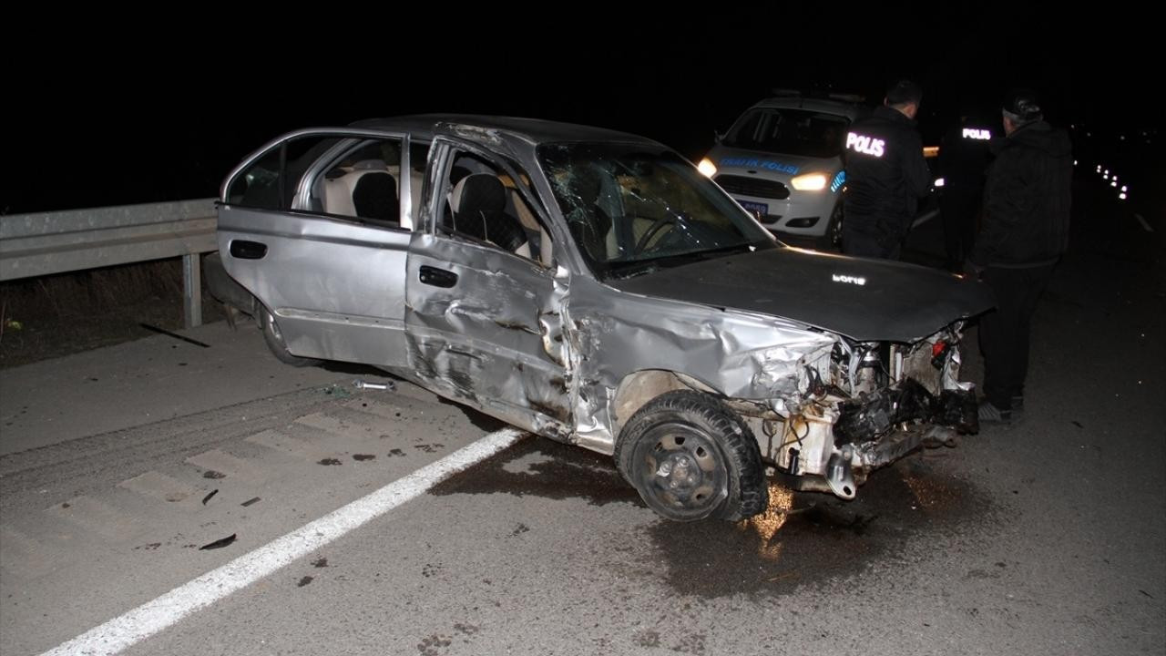 Antalya'da üst geçide çarpan arabada 2 kişi öldü