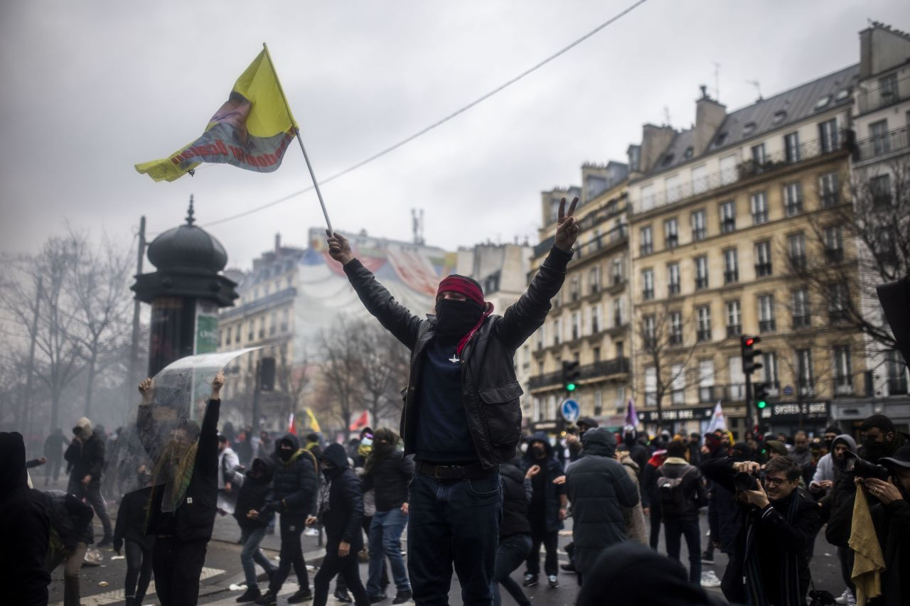 PKK destekçileri Paris'i savaş alanına çevirdi! - Sayfa 6