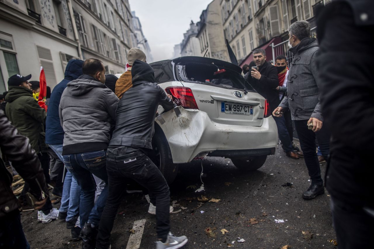 PKK destekçileri Paris'i savaş alanına çevirdi! - Sayfa 4