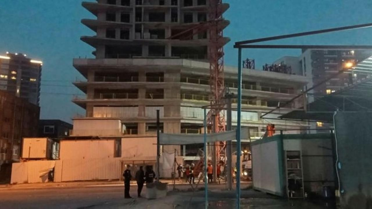 İzmir'de kule vinç devrildi! 6 ölü!