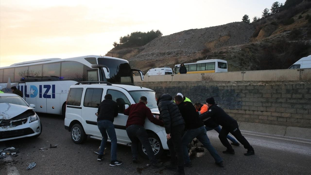 Tokat'ta 5 aracın karıştığı kazada 9 yaralı