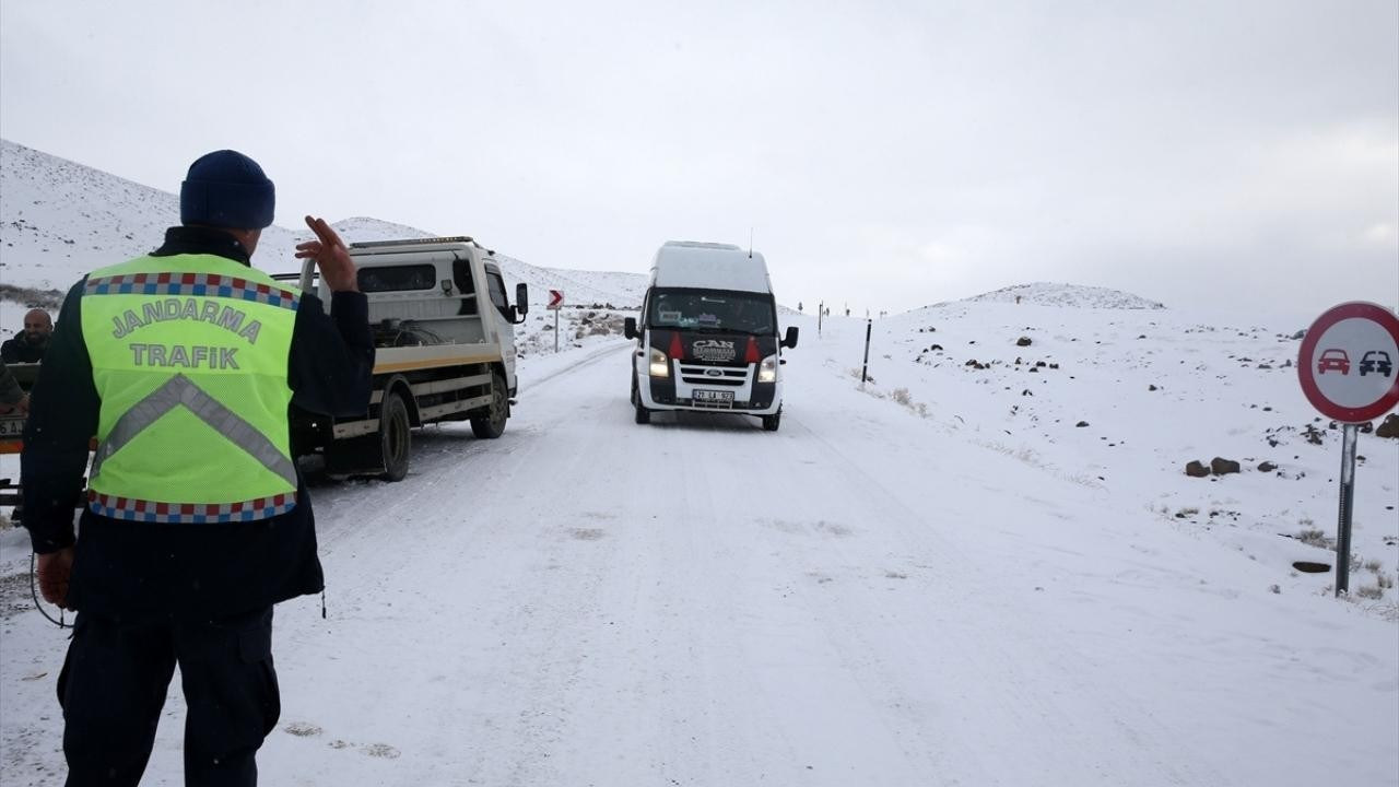 Muş'ta kardan kapanan grup köy yolu açıldı