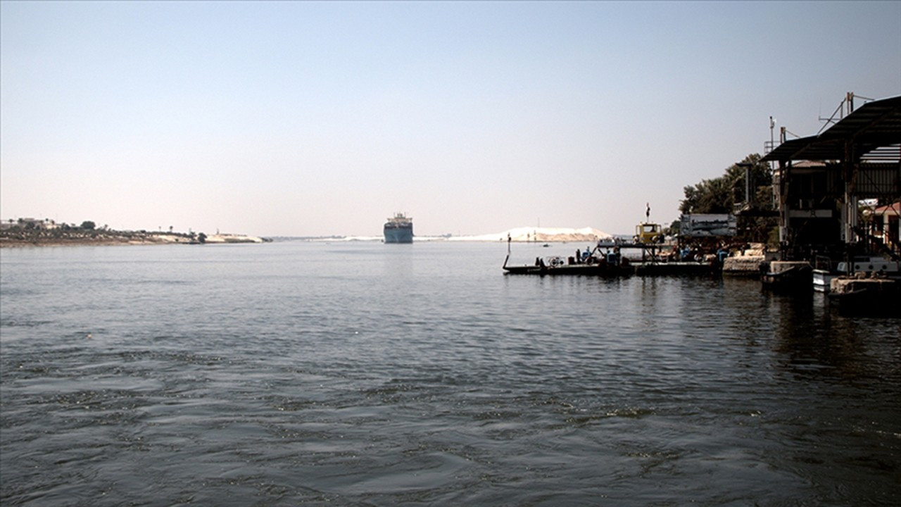 Süveyş Kanalı'nda yük gemisi karaya oturdu