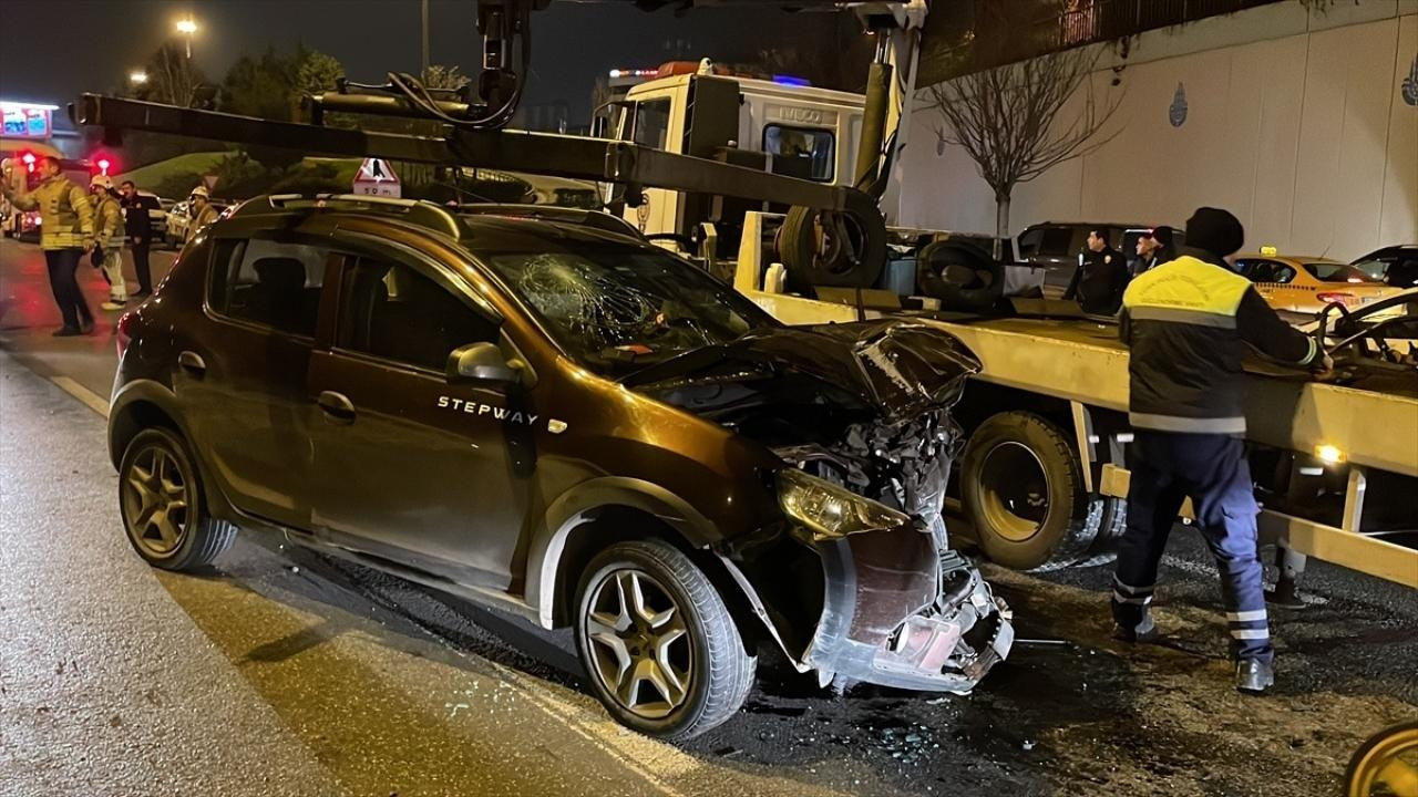 Minibüse çarpan otomobildeki 4 kişi yaralandı