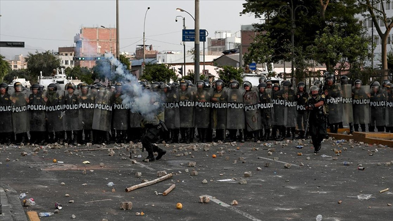 Peru'da protestocular havalimanına girmeye çalıştı