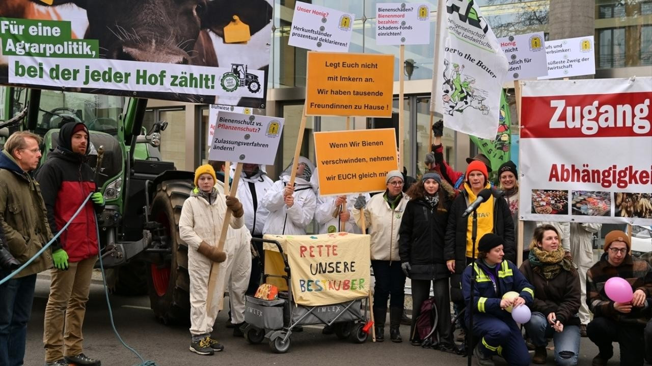 Almanya’da çiftçiler,  gösteri yaptı!
