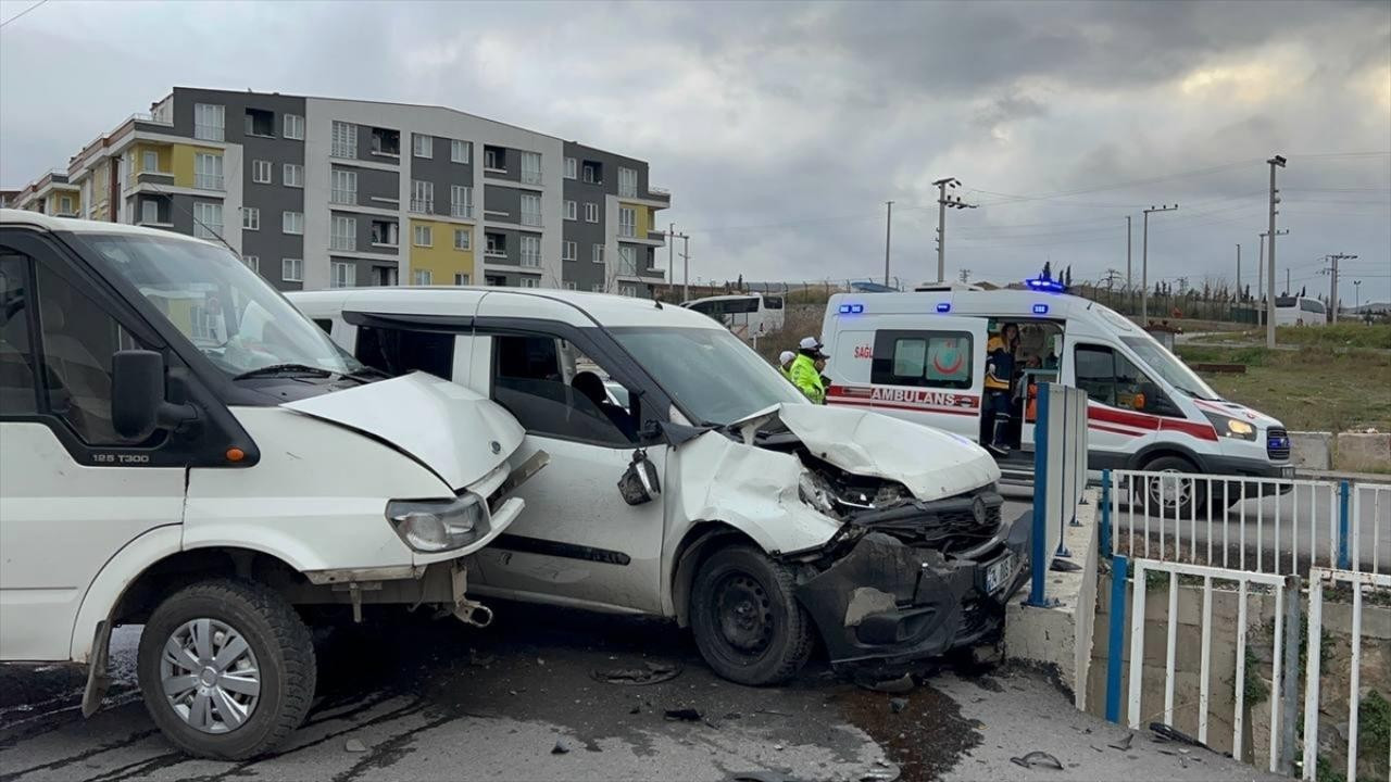 Kocaeli'de trafik kazasında 3 kişi yaralandı