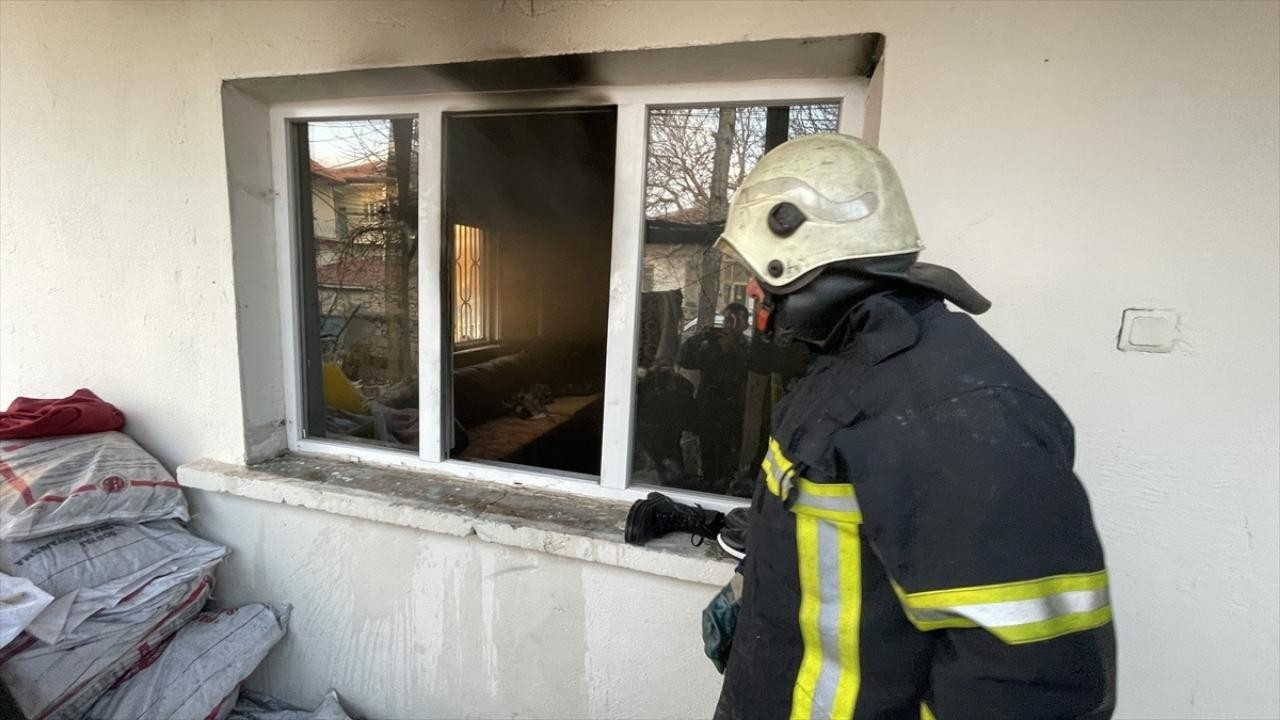 Kayseri'de eşi ile kavga eden kişi evi ateşe verdi