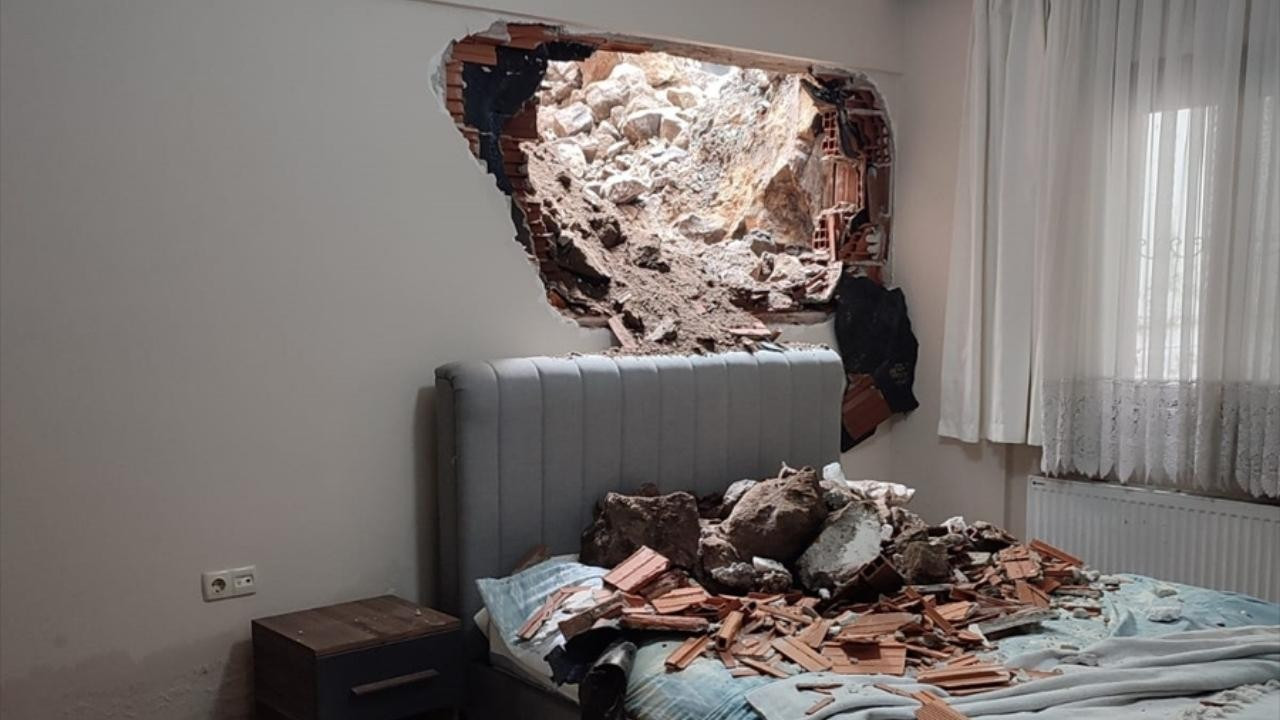 İnşaat çalışması sırasında bir evin duvarı yıkıldı