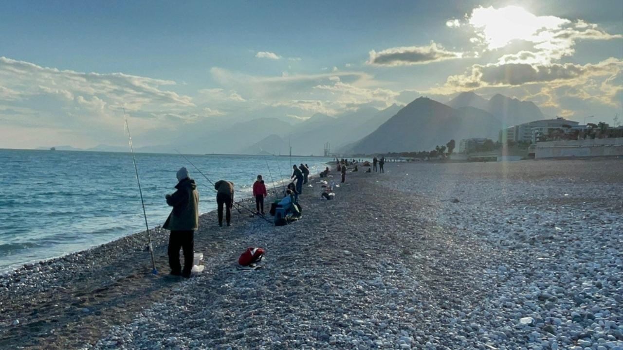 Amatör balıkçılar "firari" balıkların peşinde