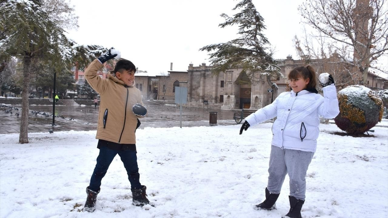 Aksaray'da kar yağışı kenti beyaza bürüdü