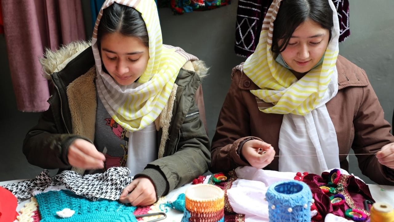 Afgan kadınlar hemcinslerine iş olanağı sağlıyor!