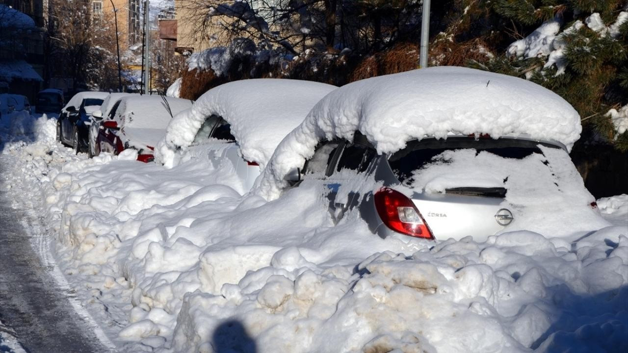 Bitlis'te kar kalınlığı 168 santimetreye ulaştı