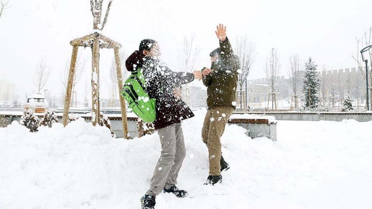 Hakkari'de kar nedeniyle okullar tatil edildi