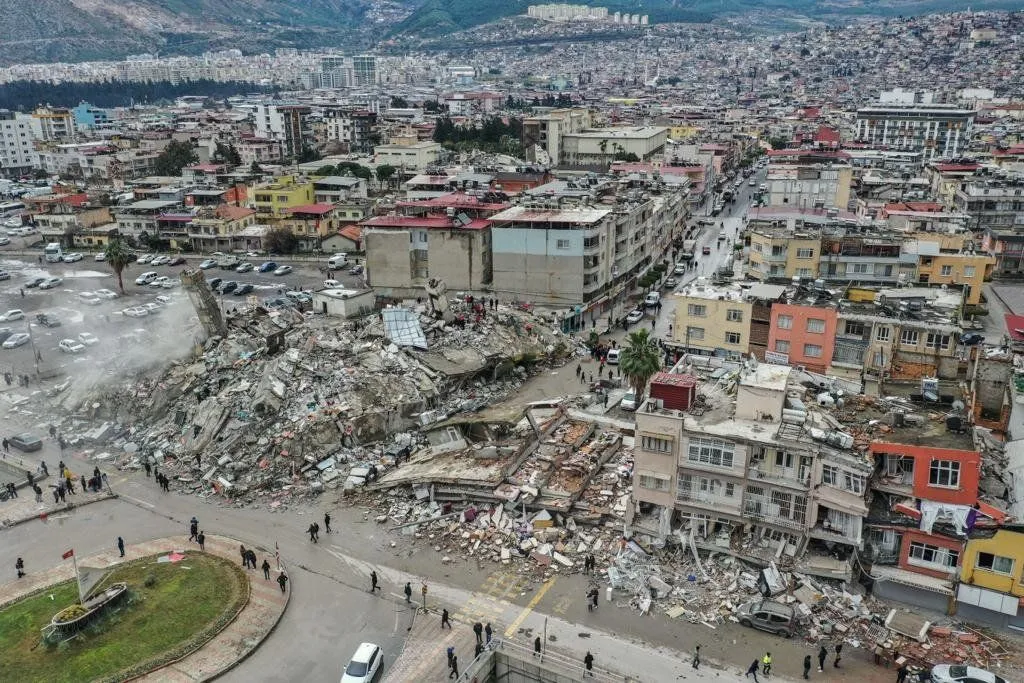 Deprem sonrasında Hatay'da yıkılan binalar drone ile görütülendi!