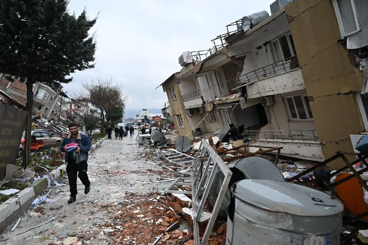 Deprem sonrasında Hatay'da yıkılan binalar drone ile görütülendi!