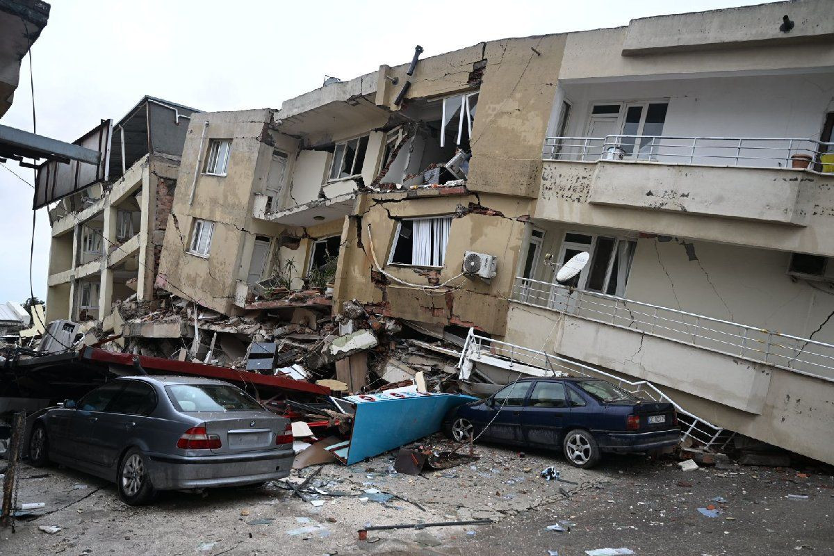 Deprem sonrasında Hatay'da yıkılan binalar drone ile görütülendi! - Sayfa 8