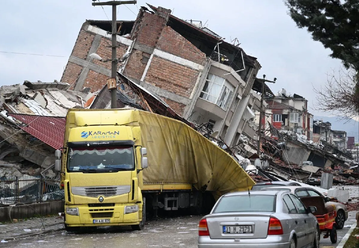 Deprem sonrasında Hatay'da yıkılan binalar drone ile görütülendi!