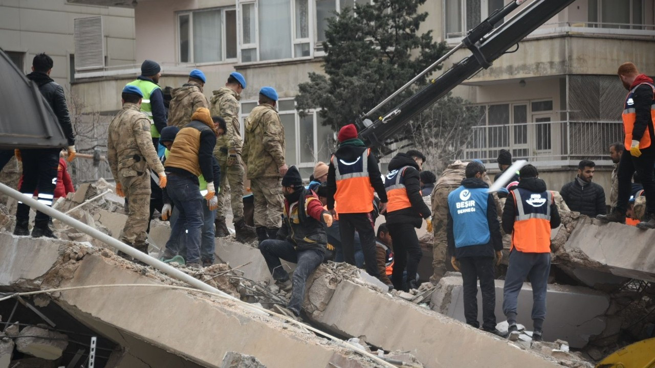14 kadın voleybolcu enkaz altında kaldı!