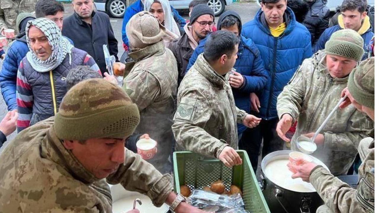 Mehmetçik, depremzedelerin yanında!