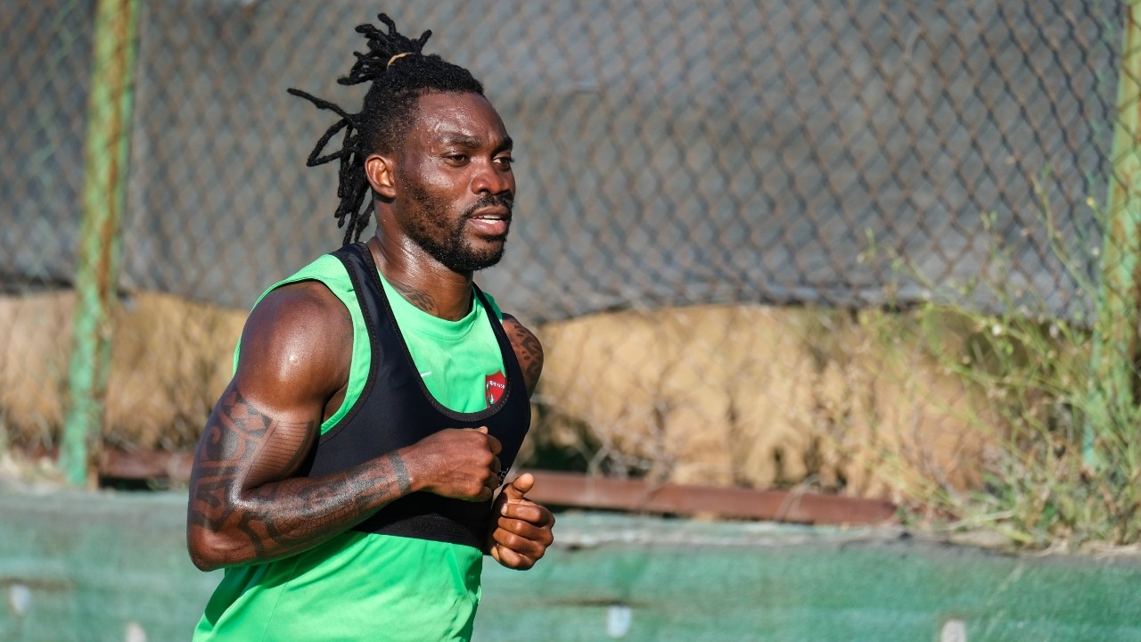 Göçük altındaki Hataysporlu futbolcu kurtarıldı!