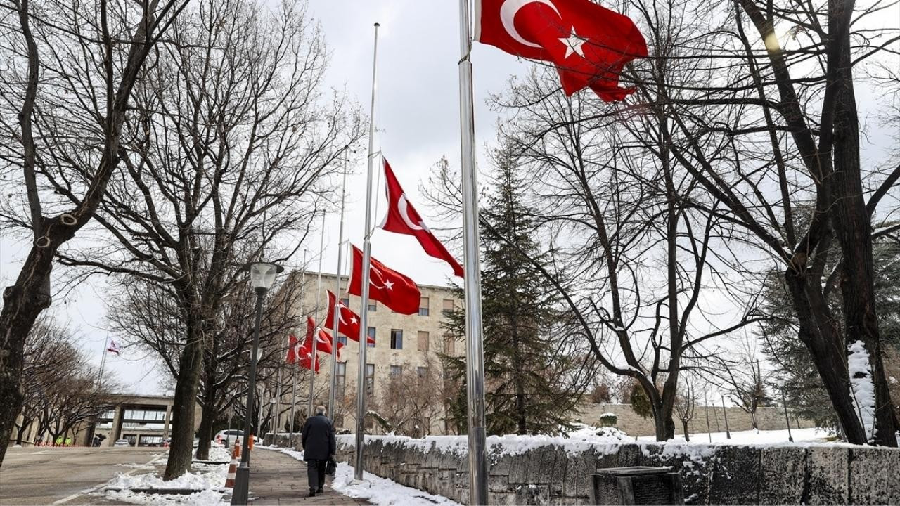 Meclis'te bayraklar yarıya indirildi