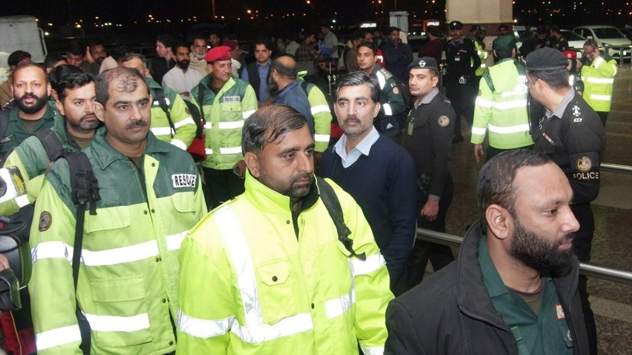 Pakistan arama kurtarma ekipleri gönderdi