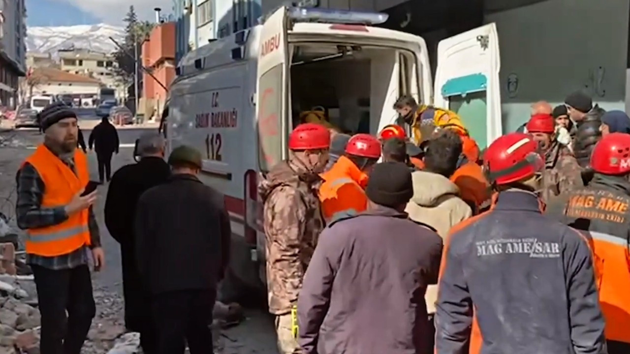 Gaziantep'te bir kadın 55 saat sonra kurtarıldı!