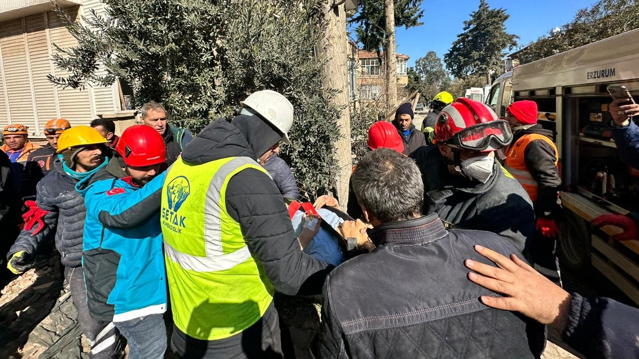 Hatay'da anne ve oğlu 70'inci saatte kurtarıldı!