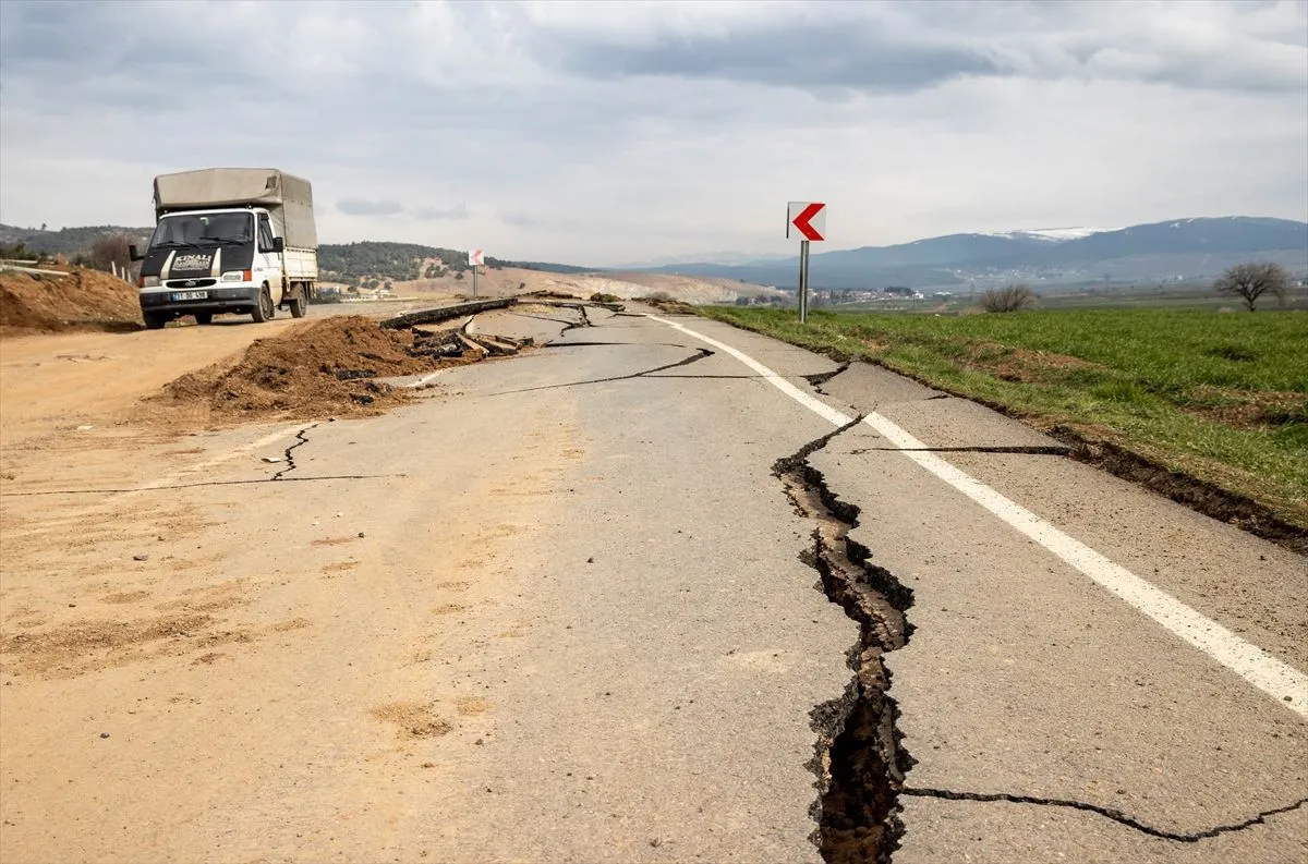 Kahramanmaraş merkezli depremler sonrası oluşan yarıklar drone ile görüntülendi