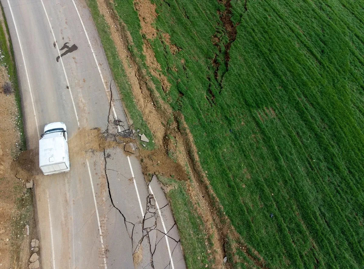 Kahramanmaraş merkezli depremler sonrası oluşan yarıklar drone ile görüntülendi