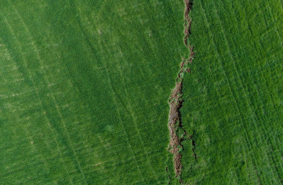 Kahramanmaraş merkezli depremler sonrası oluşan yarıklar drone ile görüntülendi - Sayfa 5