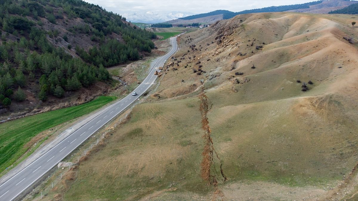 Kahramanmaraş merkezli depremler sonrası oluşan yarıklar drone ile görüntülendi - Sayfa 6