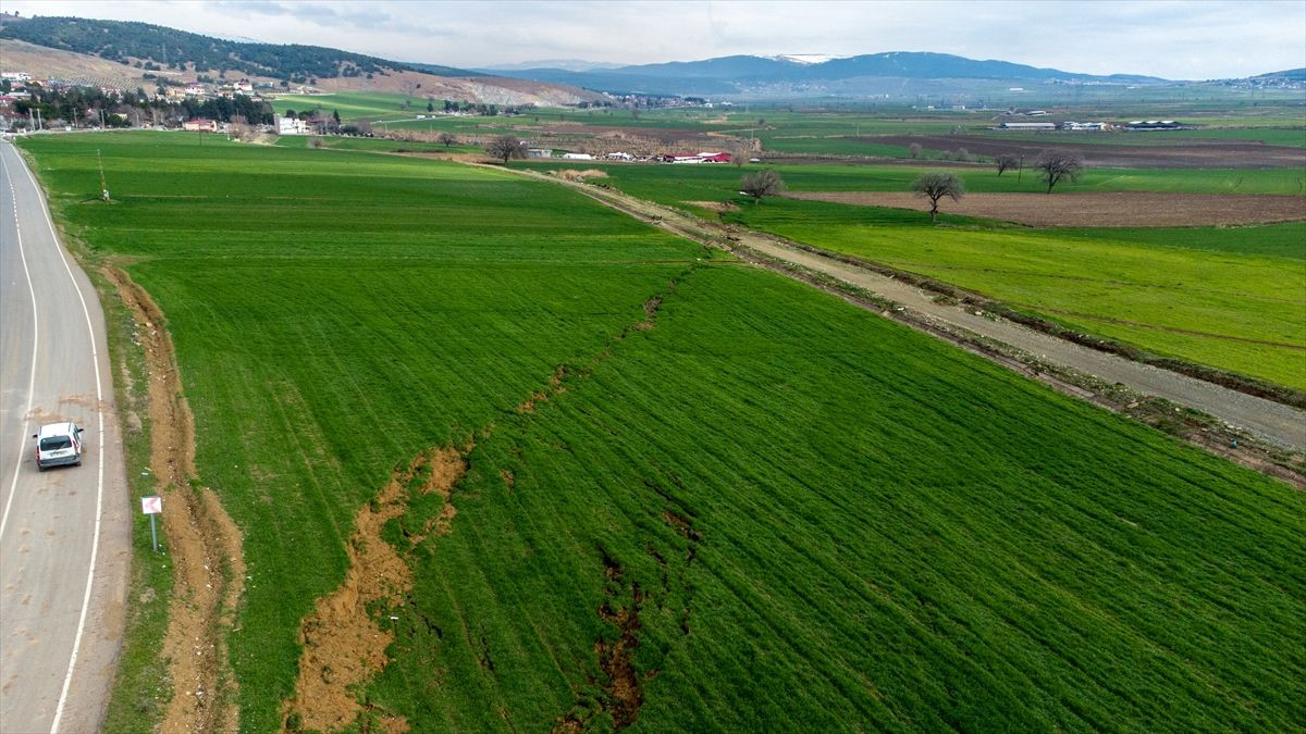 Kahramanmaraş merkezli depremler sonrası oluşan yarıklar drone ile görüntülendi - Sayfa 7