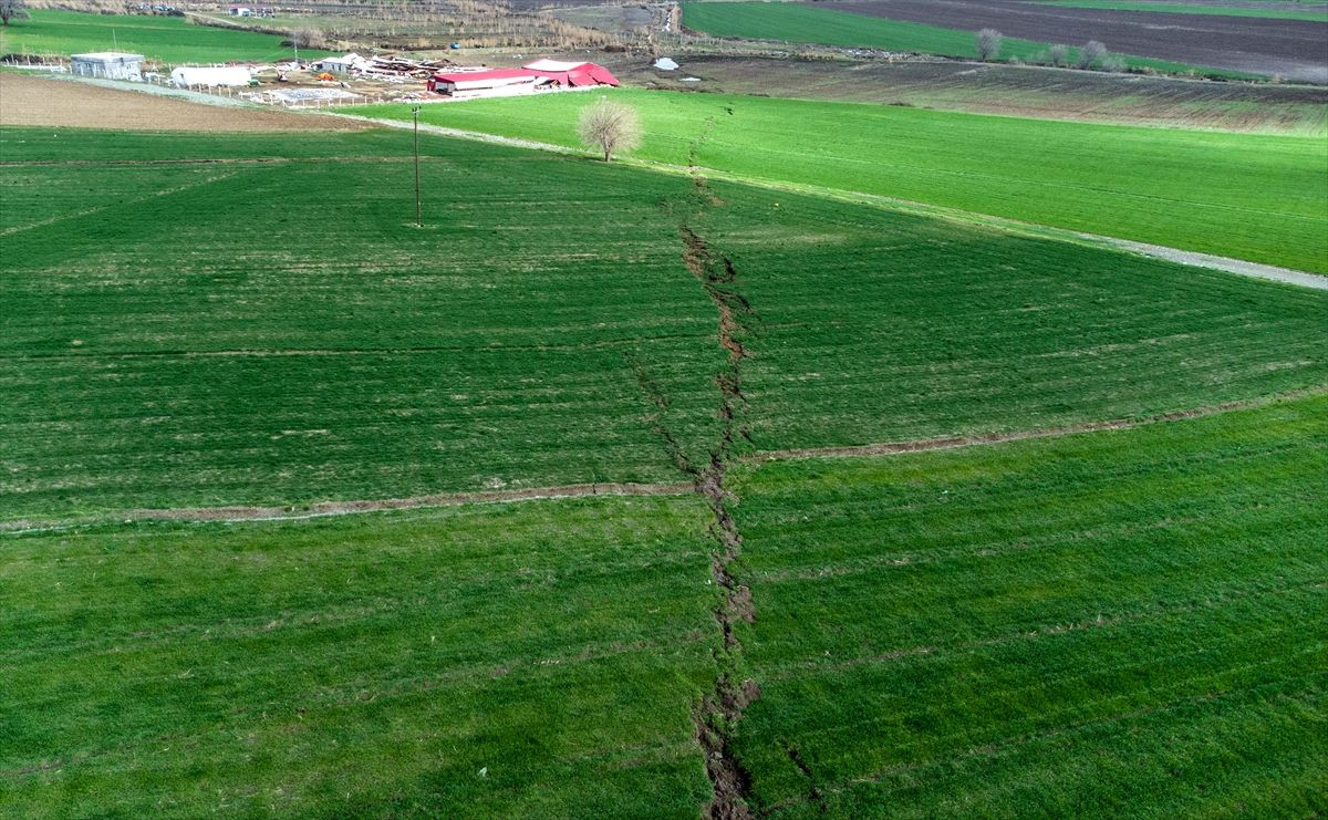 Kahramanmaraş merkezli depremler sonrası oluşan yarıklar drone ile görüntülendi - Sayfa 8