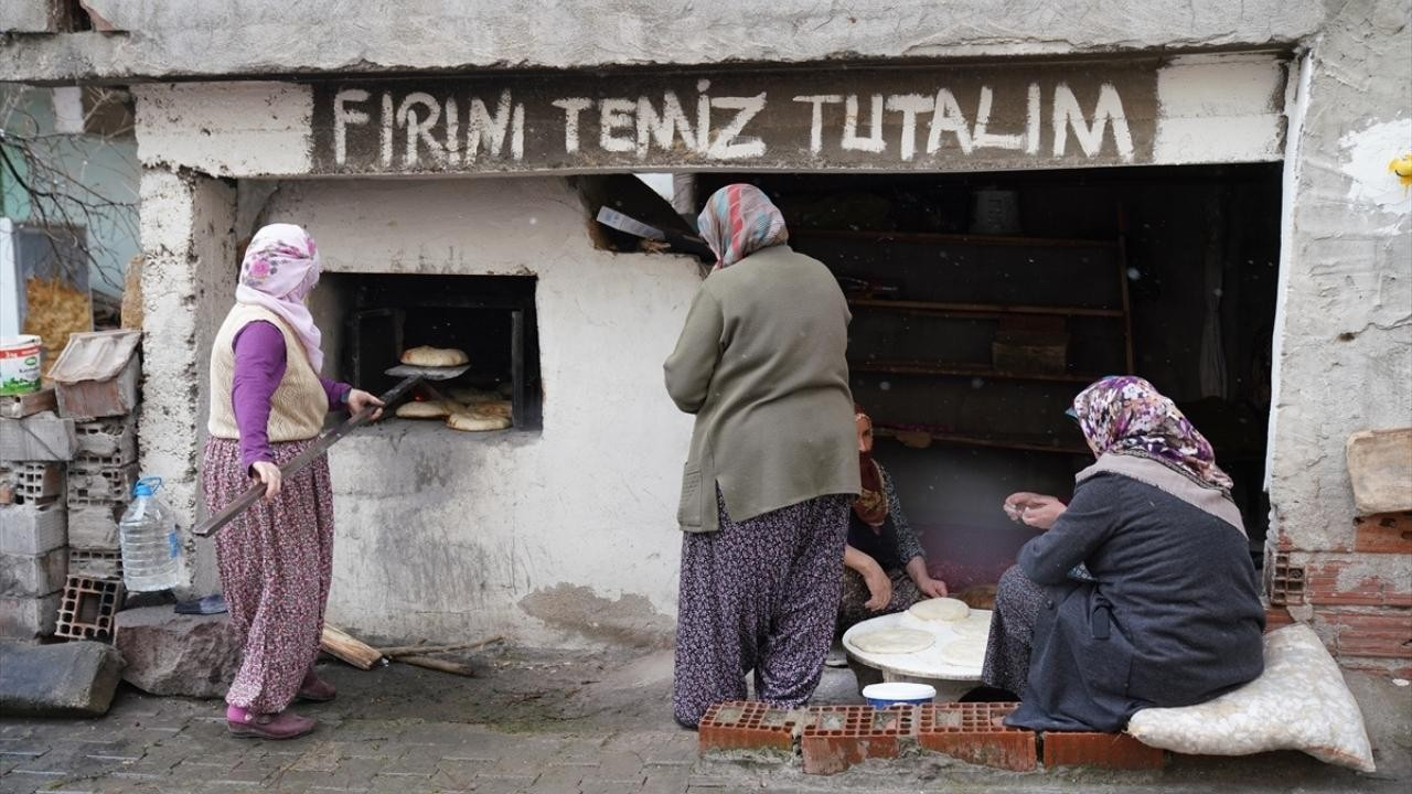 Erbaalı kadınlar depremzedeler için ekmek pişirdi