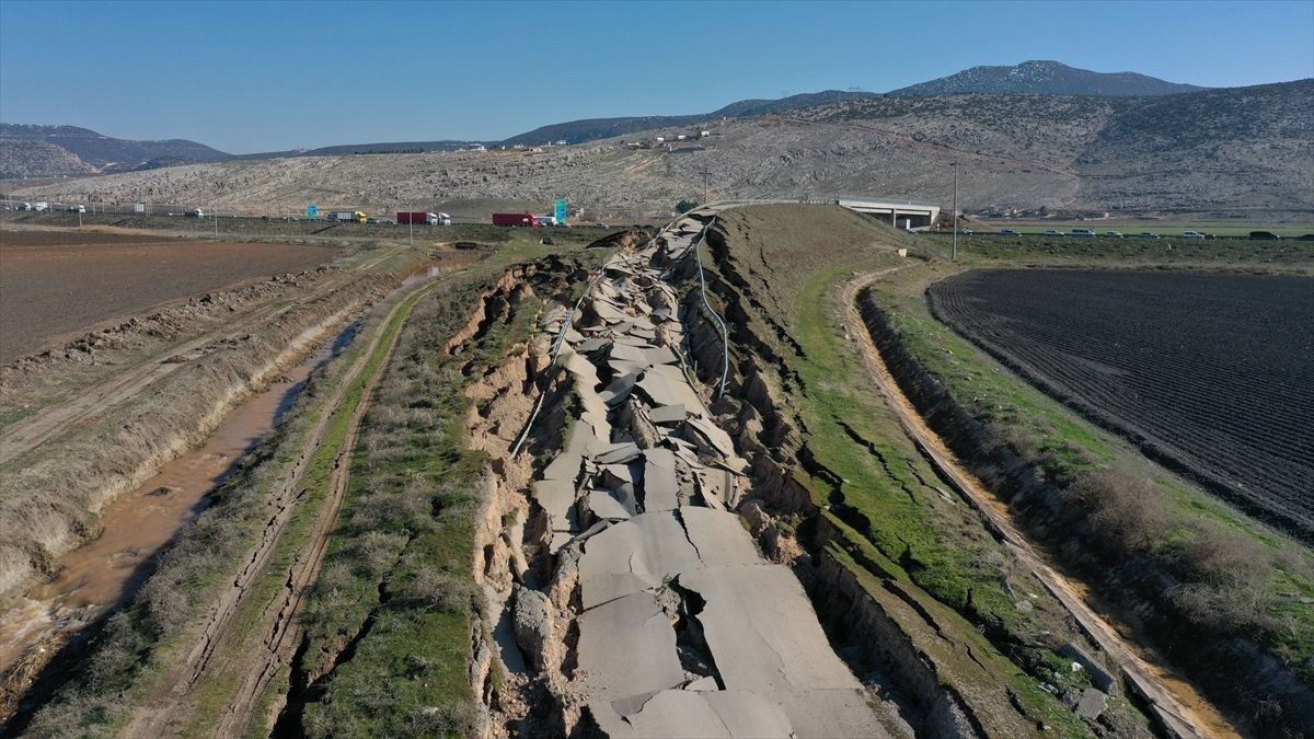 Kahramanmaraş'ta depremden hasar gören yollar drone ile görüntülendi - Sayfa 5