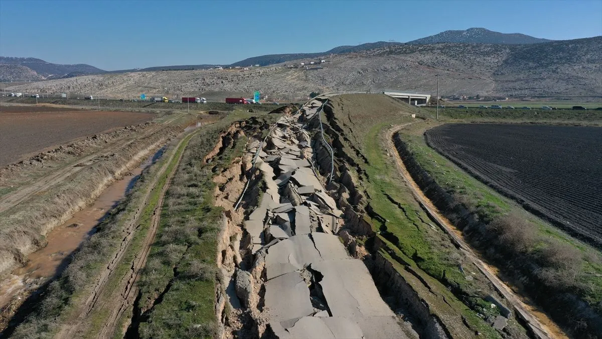 Kahramanmaraş'ta depremden hasar gören yollar drone ile görüntülendi