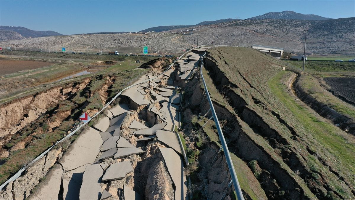 Kahramanmaraş'ta depremden hasar gören yollar drone ile görüntülendi - Sayfa 8