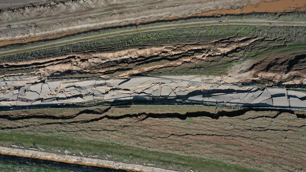 Kahramanmaraş'ta depremden hasar gören yollar drone ile görüntülendi - Sayfa 10