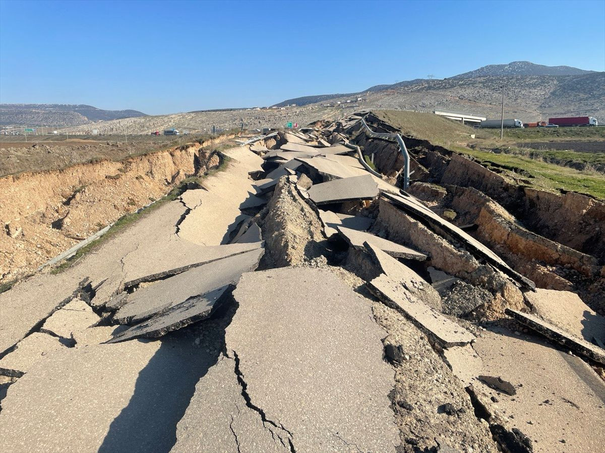 Kahramanmaraş'ta depremden hasar gören yollar drone ile görüntülendi - Sayfa 2