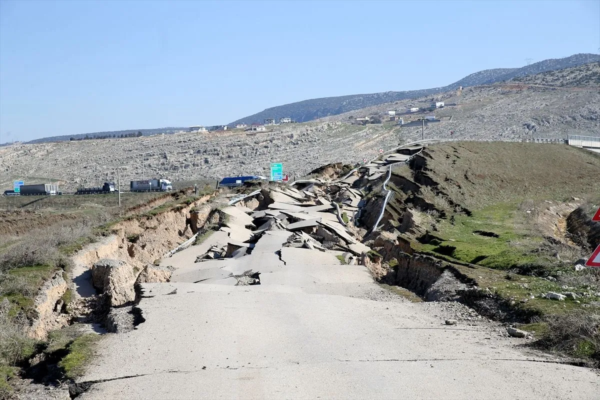 Kahramanmaraş'ta depremden hasar gören yollar drone ile görüntülendi