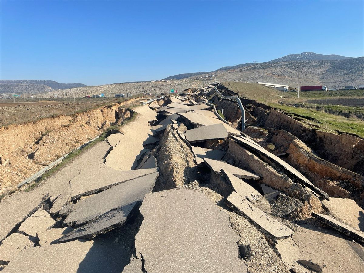 Kahramanmaraş'ta depremden hasar gören yollar drone ile görüntülendi - Sayfa 4