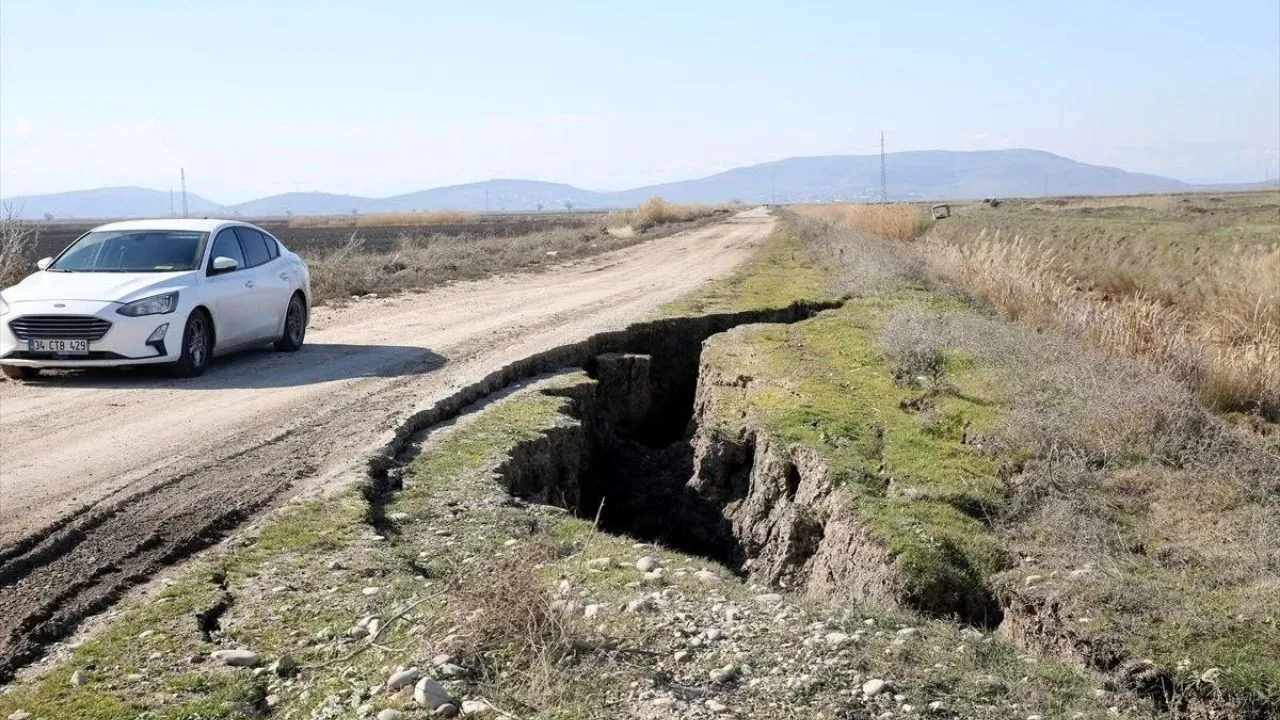 Kahramanmaraş merkezli depremler sonrası oluşan yarıklar drone ile görüntülendi