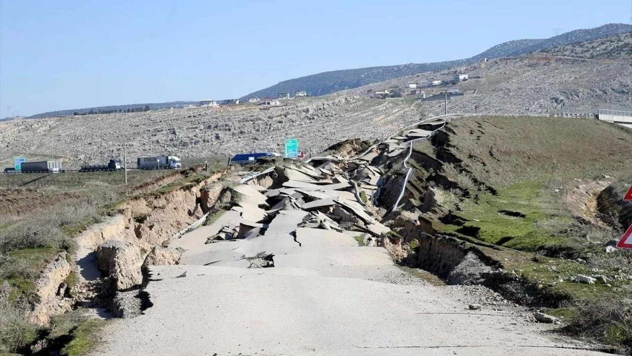 Kahramanmaraş merkezli depremler sonrası oluşan yarıklar drone ile görüntülendi - Sayfa 9