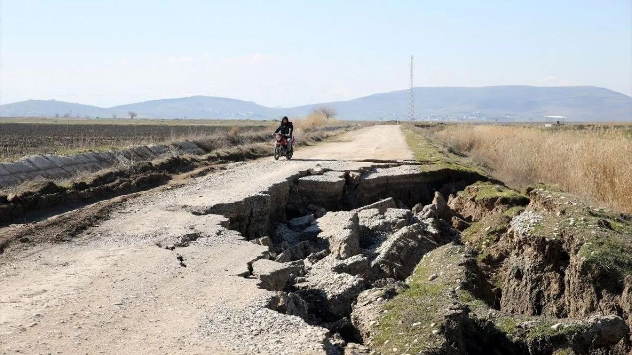 Kahramanmaraş merkezli depremler sonrası oluşan yarıklar drone ile görüntülendi - Sayfa 10